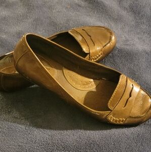 b.o.c. Women's Gold Loafers